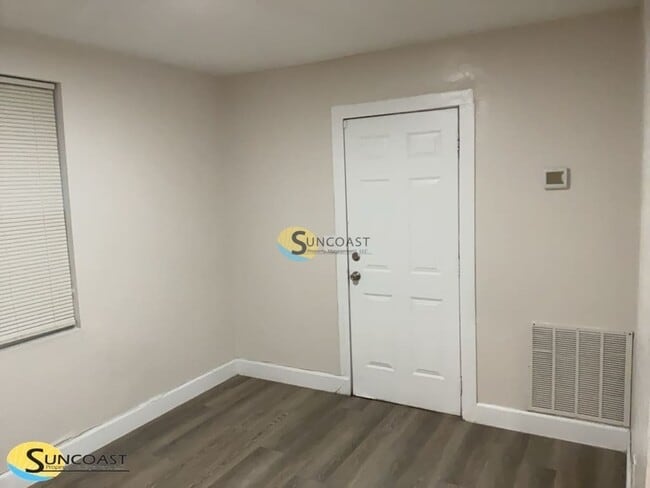 Foto del edificio - 3233 Rosselle St