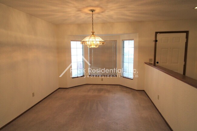 Foto del edificio - Wonderful Orangevale 4bd/2ba Home with 2 Car Garage!