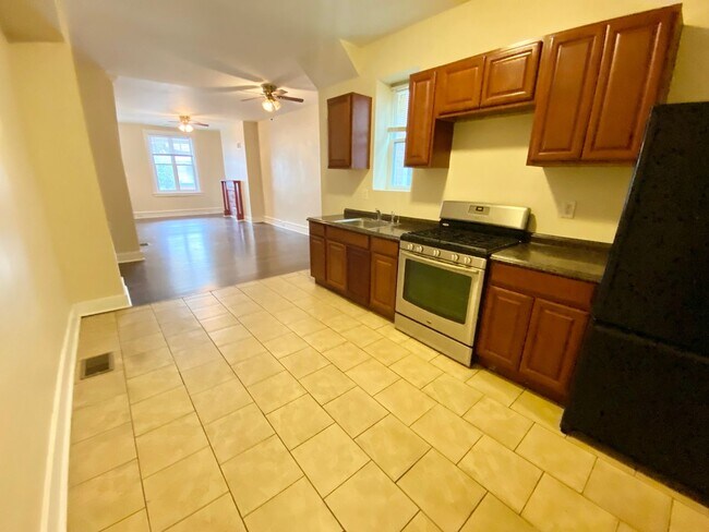 Building Photo - Spacious 3 Bedroom Available Now
