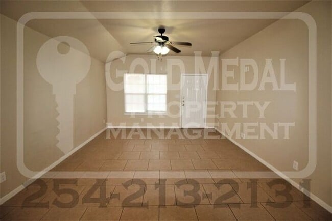 Building Photo - Conveniently Located 3-bed, 2-bath duplex now available for rent!