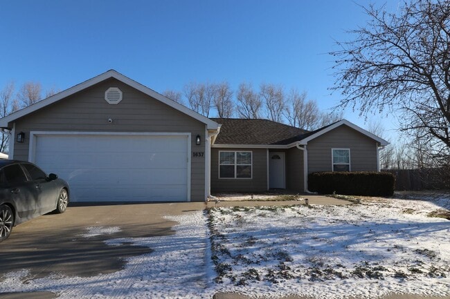 Building Photo - Spacious home for rent!