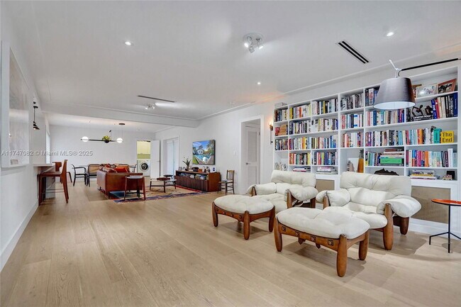 Foto del edificio - 1223 NE 102nd St
