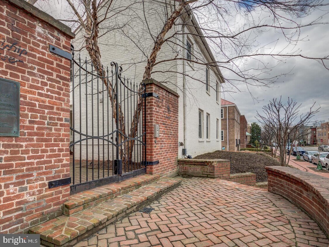 Primary Photo - 617 D St SE