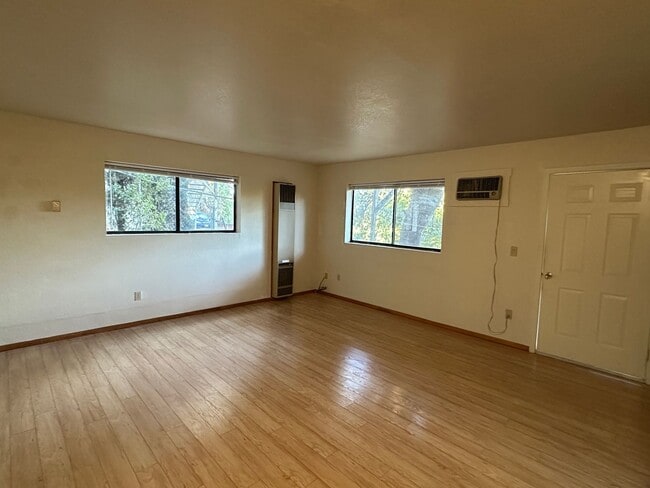 Building Photo - Adorable Downtown Unit!