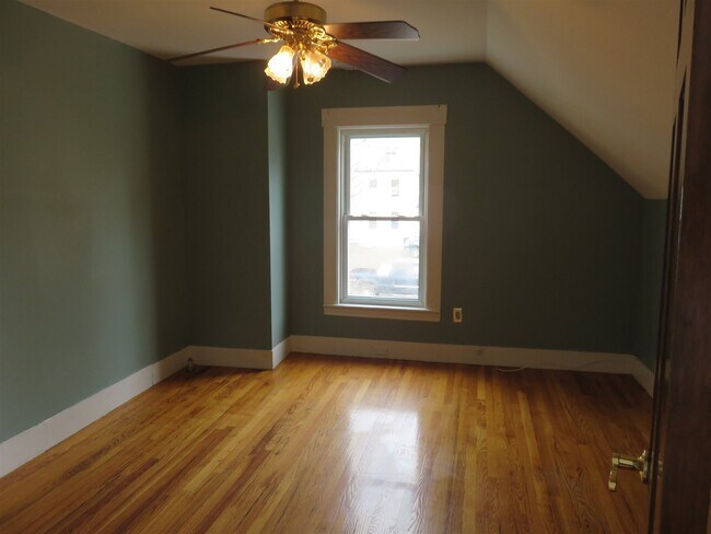 Building Photo - 28 Pleasant St