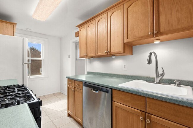 Foto del edificio - FIRST MONTH FREE* Twin home with new carpe...