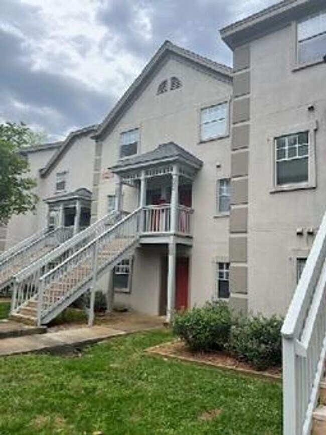 Foto del edificio - 2 bed 2 bath garden unit at Avery Close!