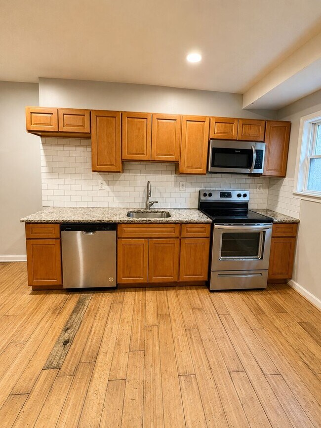 Foto del edificio - Spacious 5-Bedroom Rental with In-Unit Washer & Dryer on W Oxford St