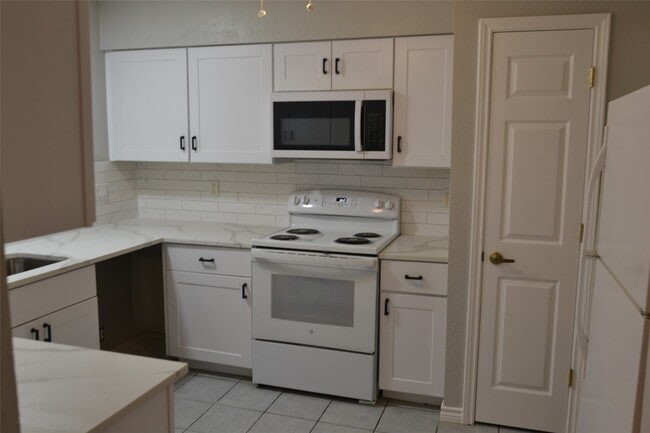 Building Photo - 7410 Crystalglen Dr