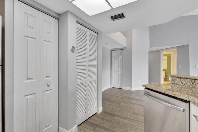 Foto del edificio - 600 Crestwood Ct N