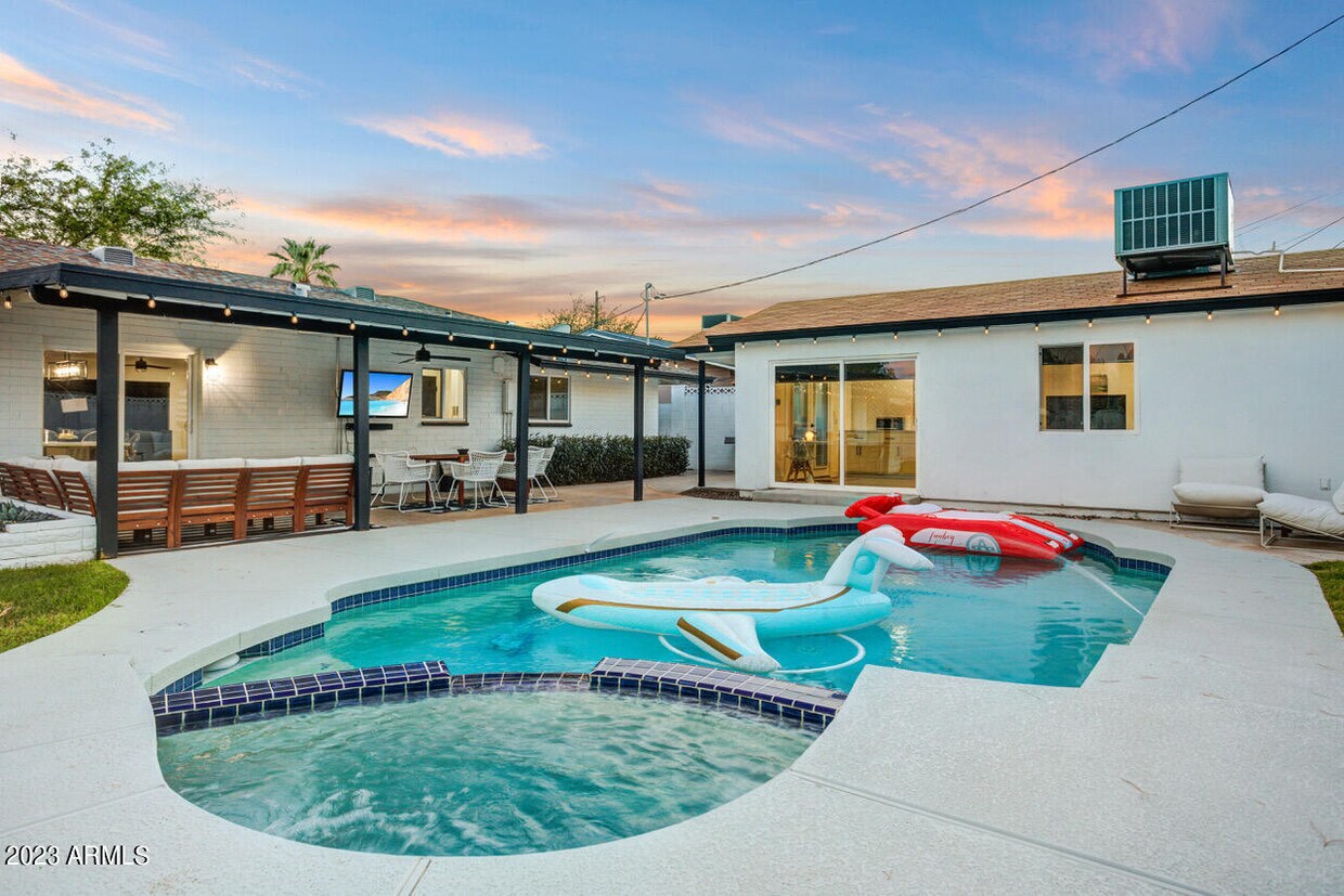 Foto principal - 6816 E Vernon Ave