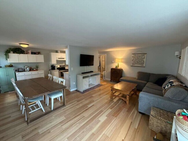 Foto del edificio - 2 Bedroom 2 Bathroom + Parking and Storage!