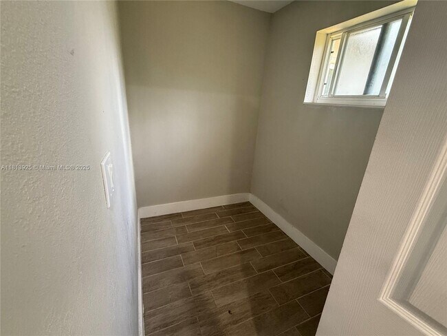 Foto del edificio - 5660 Allen St