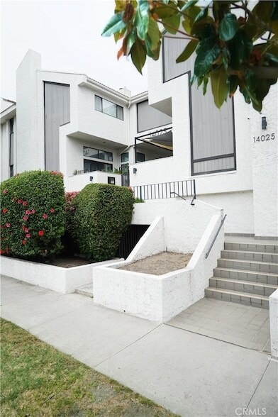 Building Photo - 14025 Riverside Dr