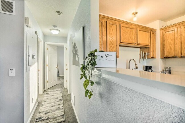 Foto del edificio - Charming 2BR Condo in Englewood, Pets OK, ...