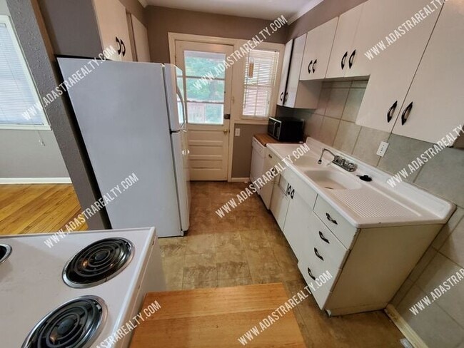 Building Photo - Beautiful Brookside Duplex. Live in the he...