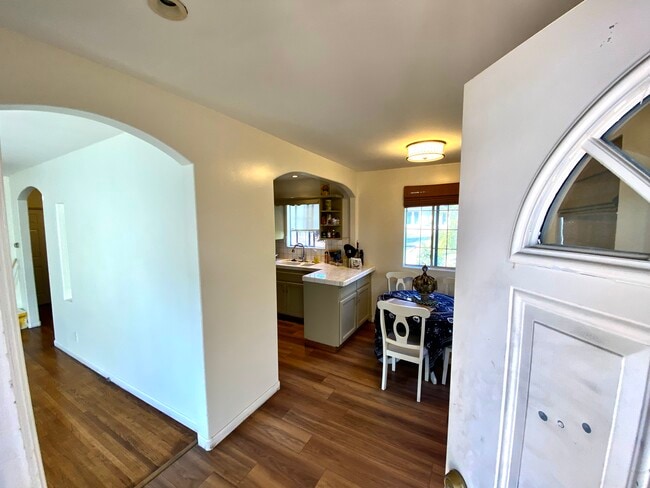 Building Photo - 1653 1/2 Maltman Ave