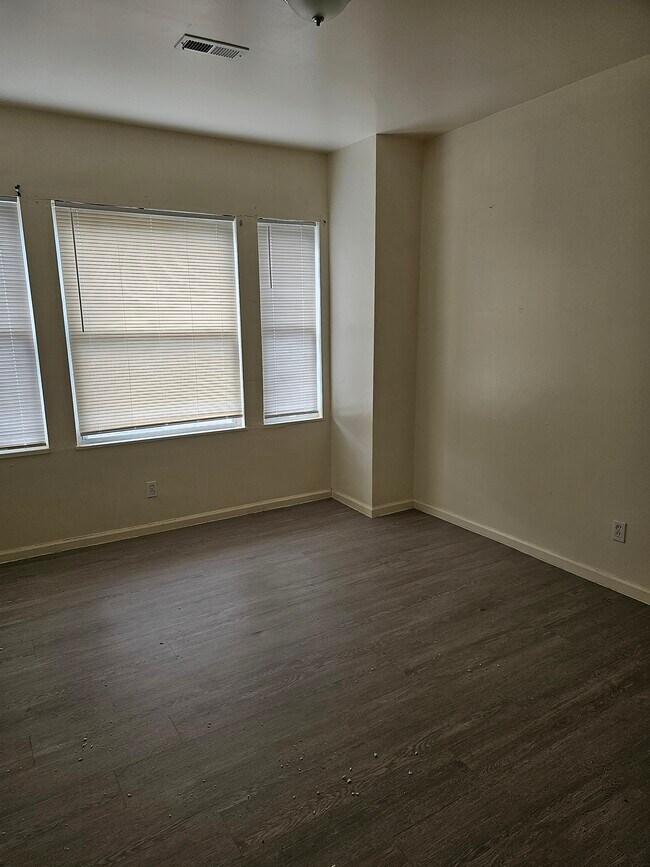 Dormitorio - 2023 S Compton Ave