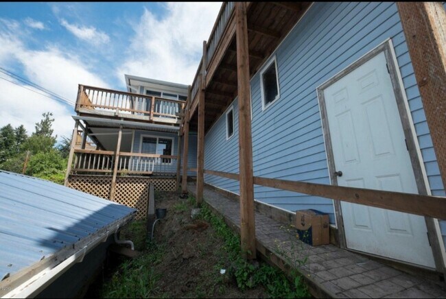 Building Photo - 176 SE Cedar St