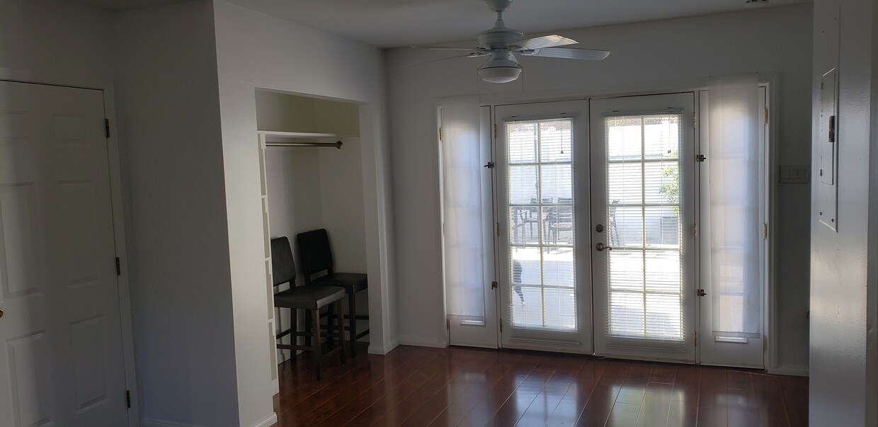 Primary Photo - 404 S Beachwood Dr