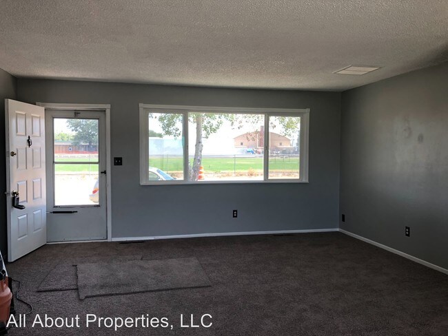 Building Photo - 3 br, 1 bath House - 901 Elm Street