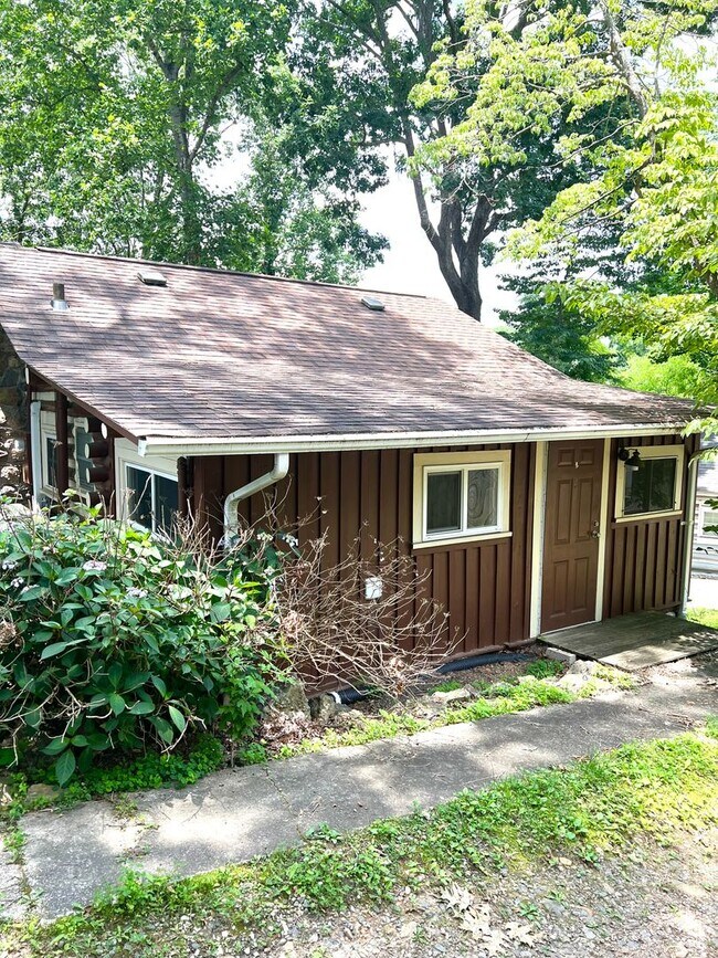 Building Photo - Adorable 1 bedroom 1 bath log cabin in Hom...