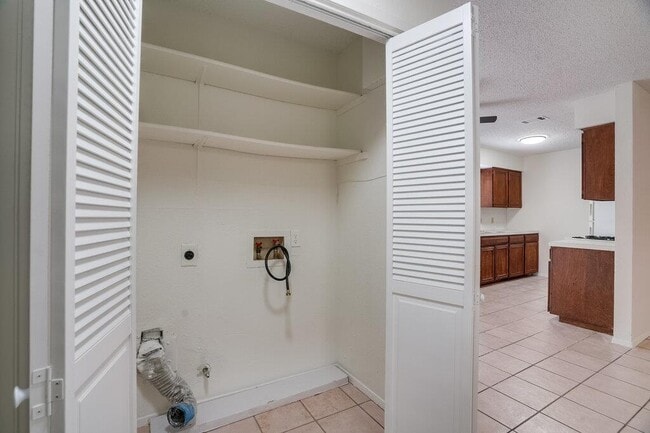 Building Photo - 10310 Little Pebble Dr