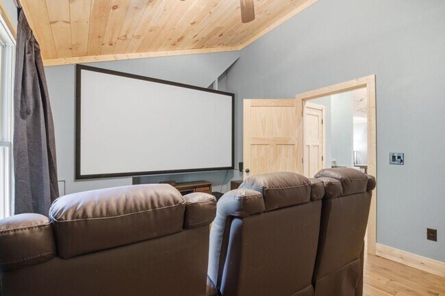 Foto del edificio - 3045 Jones Creek Ln