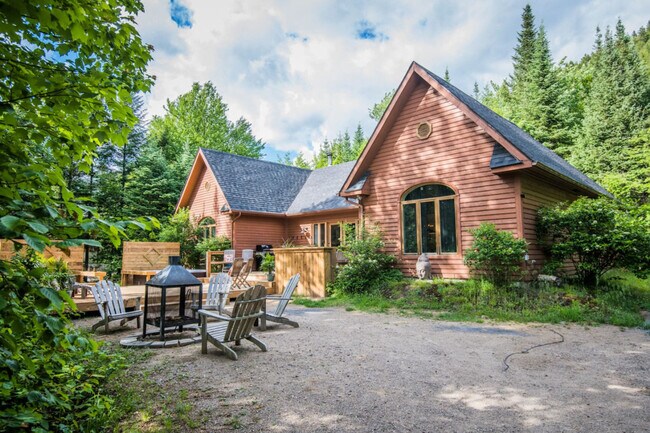 Photo du bâtiment - 60 Chem. de la Paroi-Rocheuse