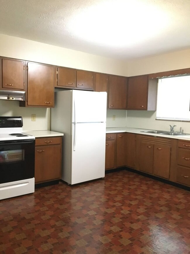 Building Photo - 2 Bedroom Brick Home in Belpre!