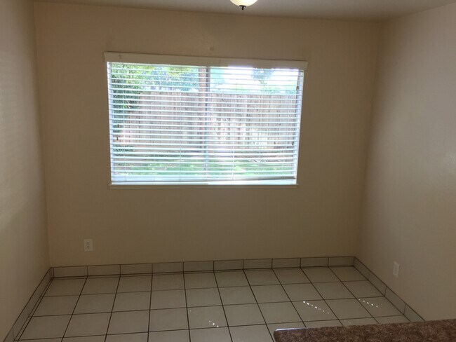 Foto del edificio - Spacious 3 bedroom condo with hardwood flo...