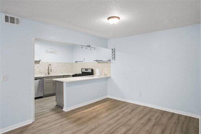 Building Photo - 304 Peachtree Frst Dr