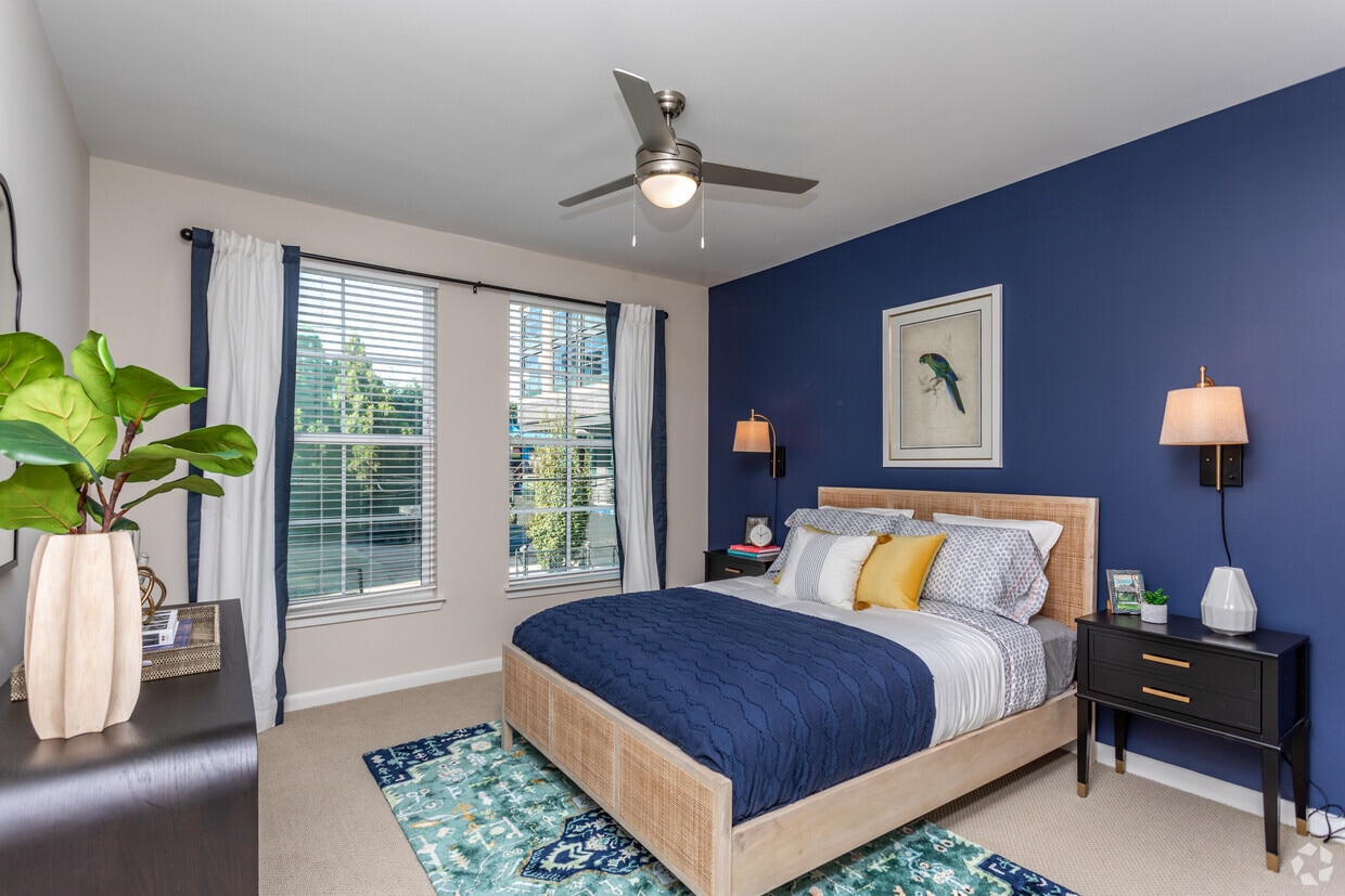 1BR, 1BA - 769 SF - Live 8 West