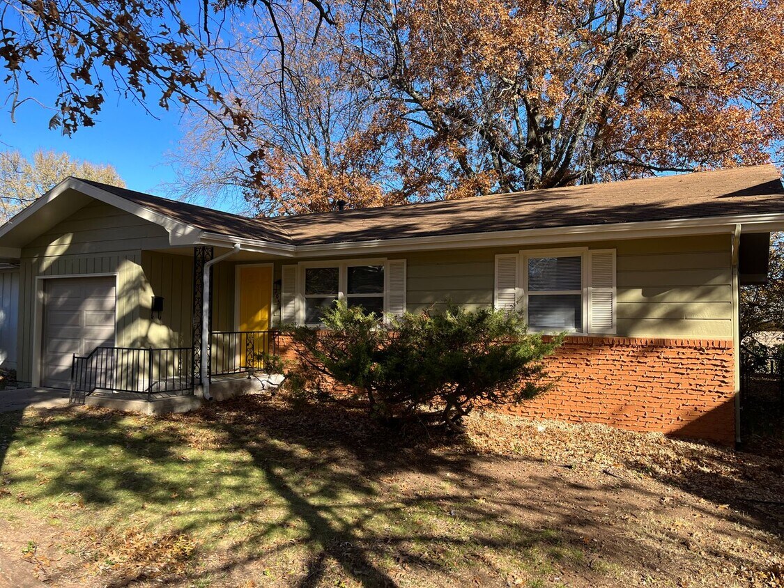 Foto principal - ADORABLE 3 BEDROOM HOUSE- FENCED BACK YARD