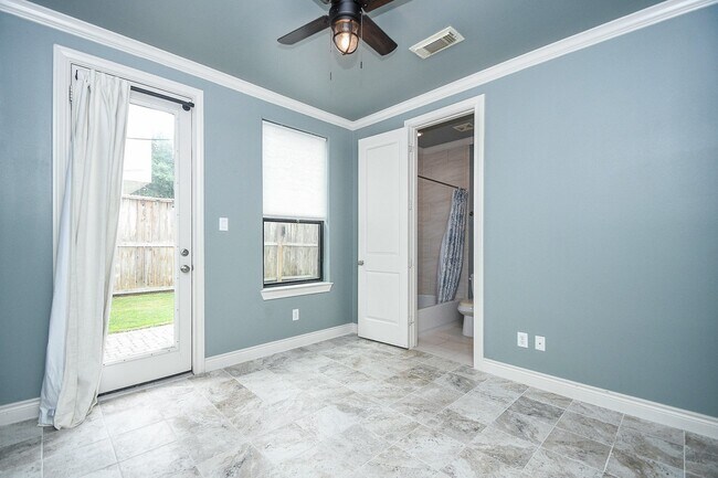 Foto del edificio - 2222 Hilshire Lake Dr