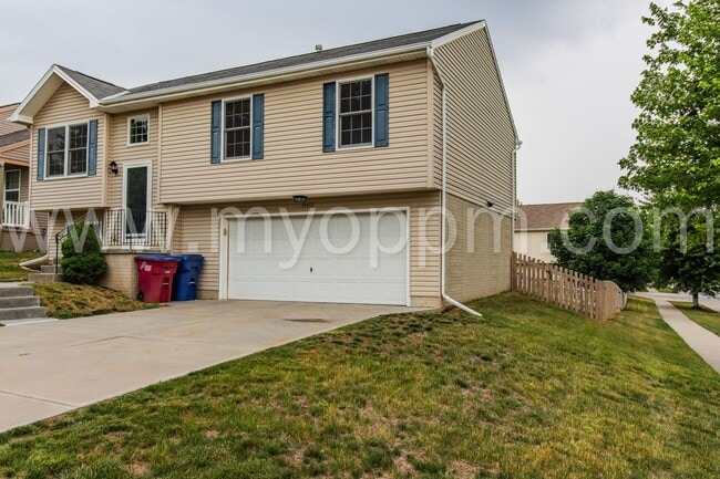 Building Photo - Available NOW! | 3 Bedroom / 2 Bathroom Home | Bennington