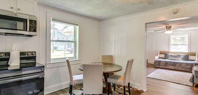 Foto del edificio - Room in House on Austin Dr