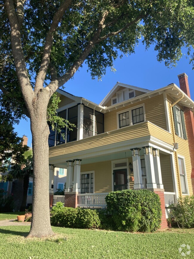 Building Photo - 1202 Winnie St