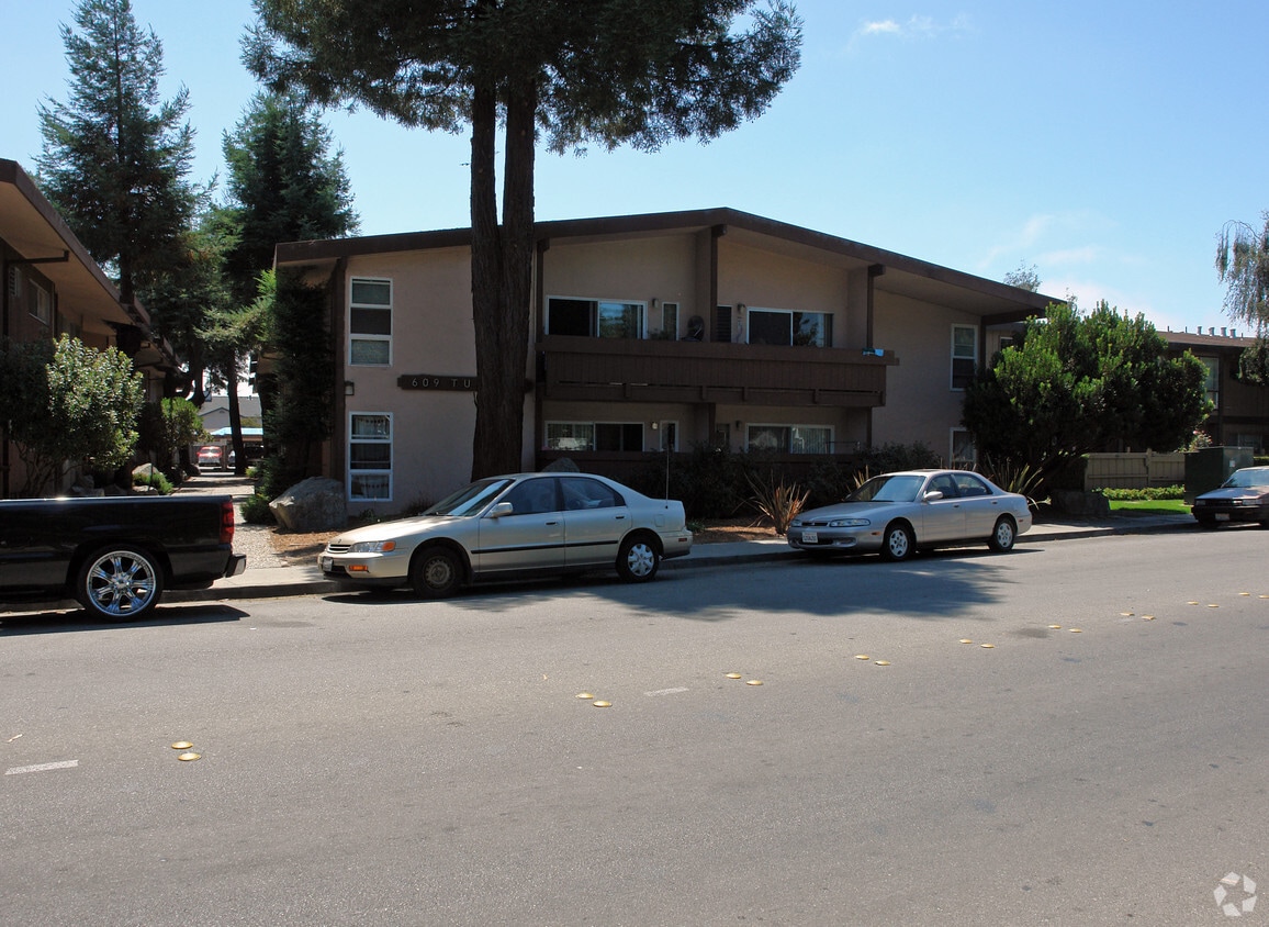 Building Photo - 609 Tuttle Ave