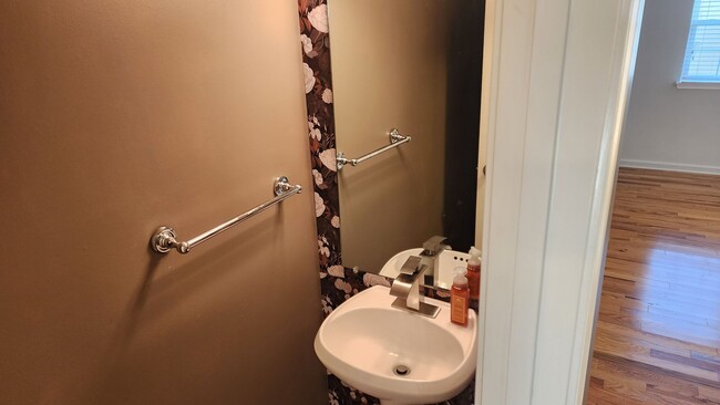 Foto del edificio - Updated, spacious townhome close to the in...