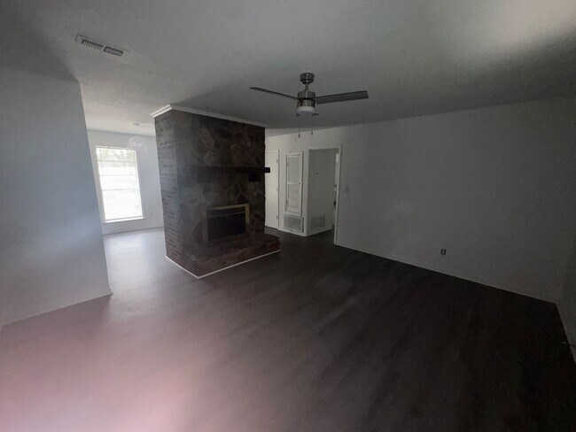Foto del edificio - Updated Home Located off Deans Bridge Rd! ...