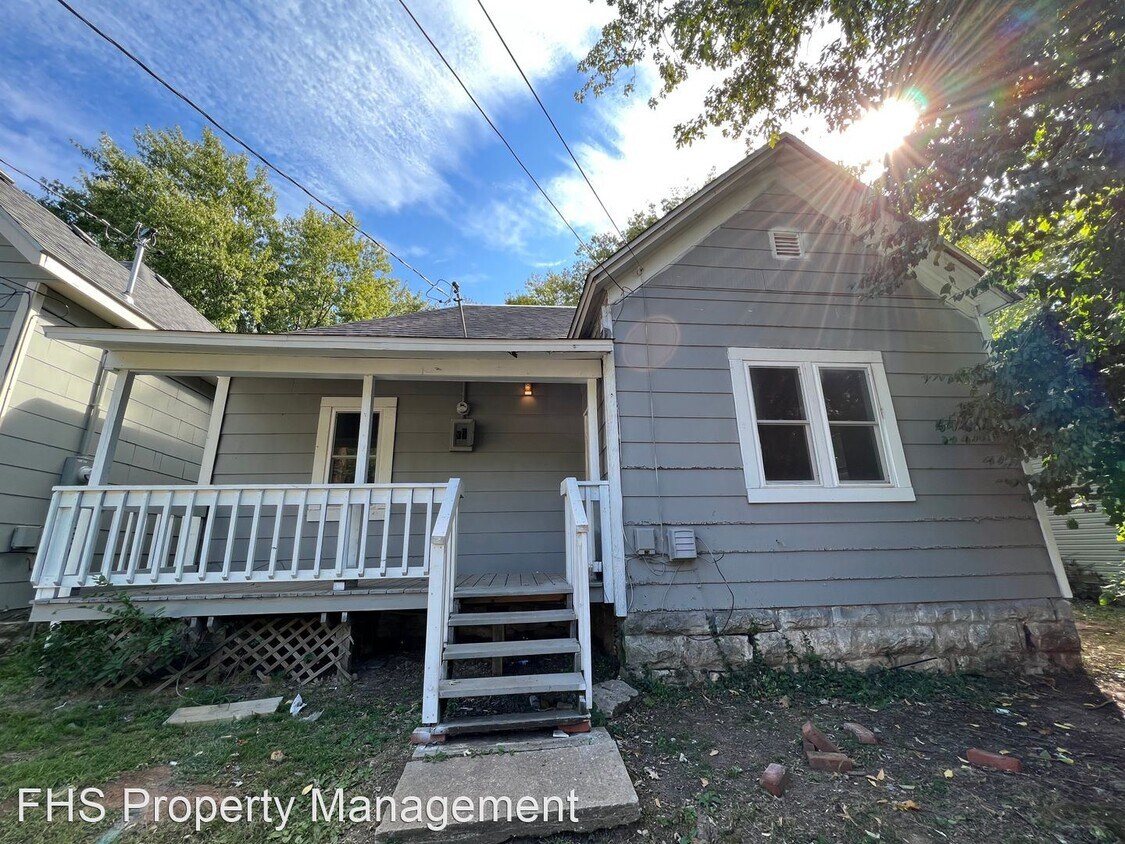 2 br, 1 bath House 526 S Broadway Ave House for Rent in Springfield