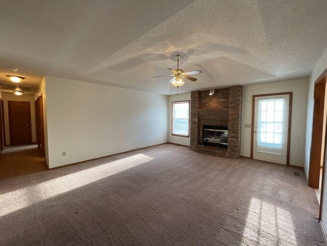 Building Photo - 903 Erin Ct
