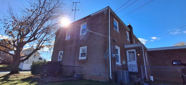 Building Photo - 3 Bedroom 1.5 Bathroom Available in Lancaster!