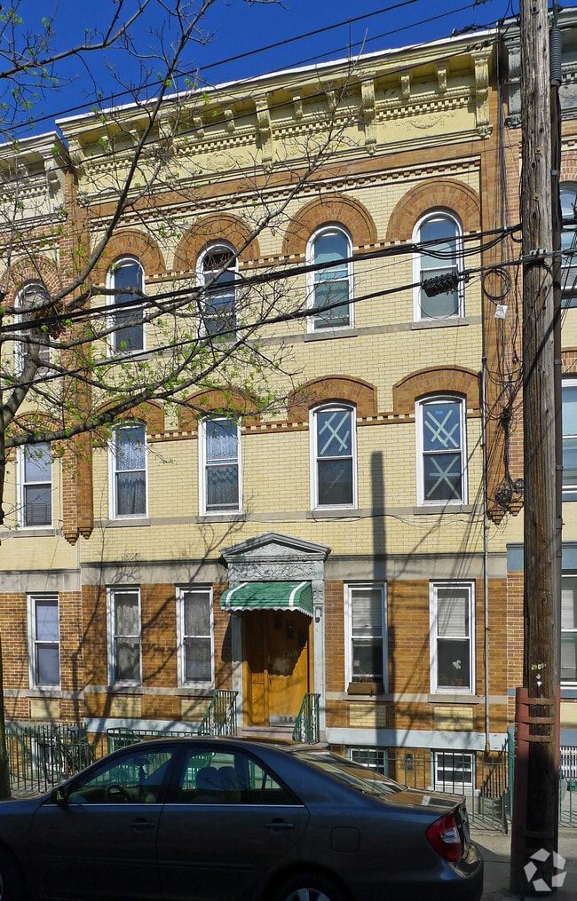 Building Photo - 1871 Putnam Ave