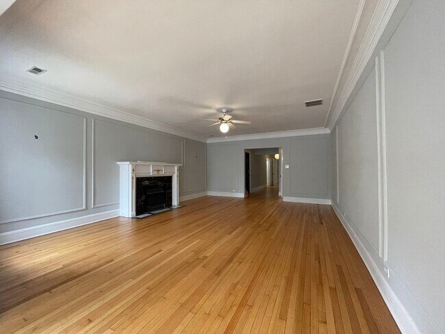 Building Photo - 6142 N Kenmore Ave