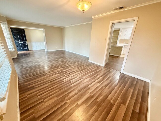 Foto del edificio - 3-bed/2-bath with two living spaces!