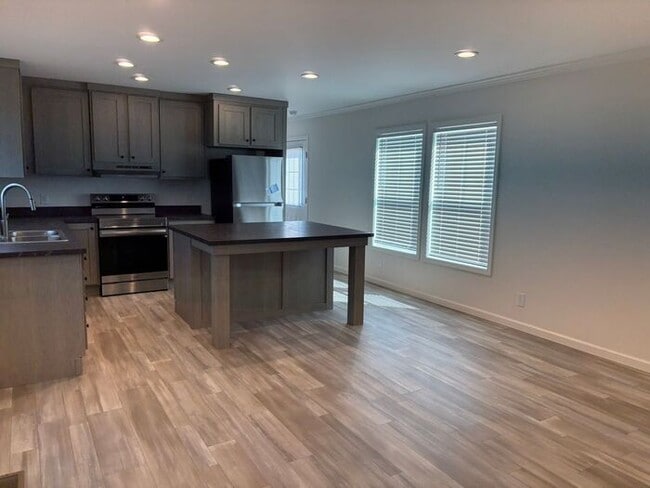 Building Photo - 173 Plum Dr