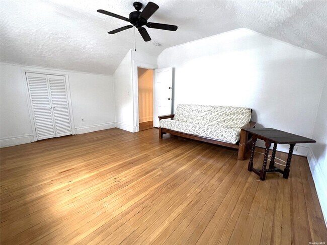 Foto del edificio - 241 W Broadway