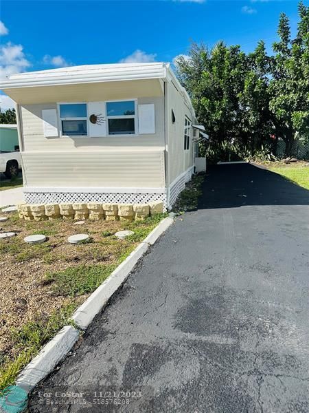 Foto del edificio - 8709 SW 16th St